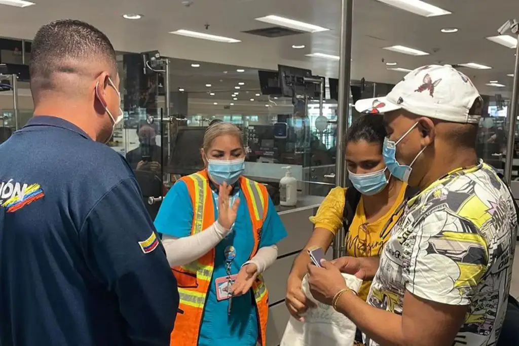 Periodista cubana varada 13 días en el aeropuerto de Colombia obtiene finalmente un salvoconducto para poder solicitar refugio político en ese país