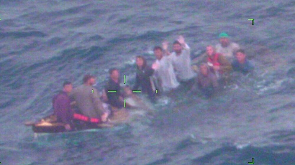 Guardia Costera de Estados Unidos rescata a 10 balseros cubanos que estaba a punto de hundirse frente a las costas de Florida