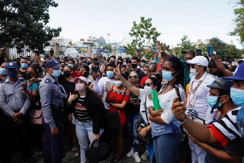 Costa Rica le complica aún más la vida a los miles de cubanos que tienen ya sus pasajes para volar a Nicaragua