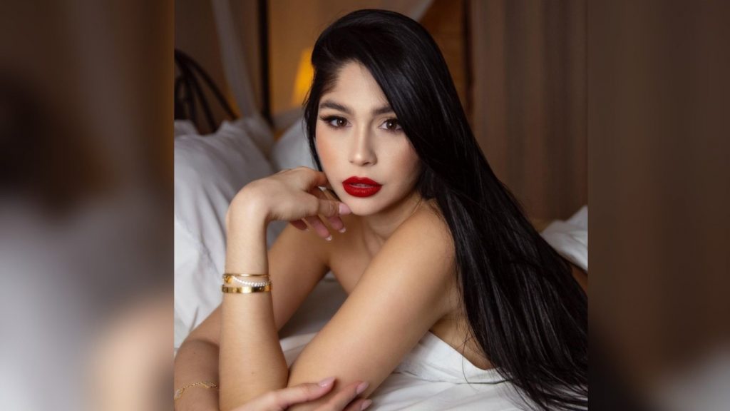 La modelo e influencer cubana Daniela Reyes encandila a sus seguidores con un amanecer sexy desde su cama