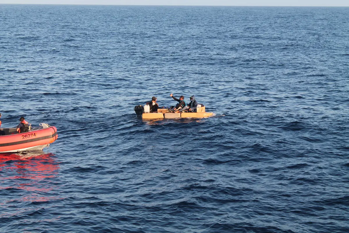 Guardia Costera de Estados Unidos repatria a 28 balseros cubanos que fueron interceptados en tres embarcaciones cerca de las costas de Florida
