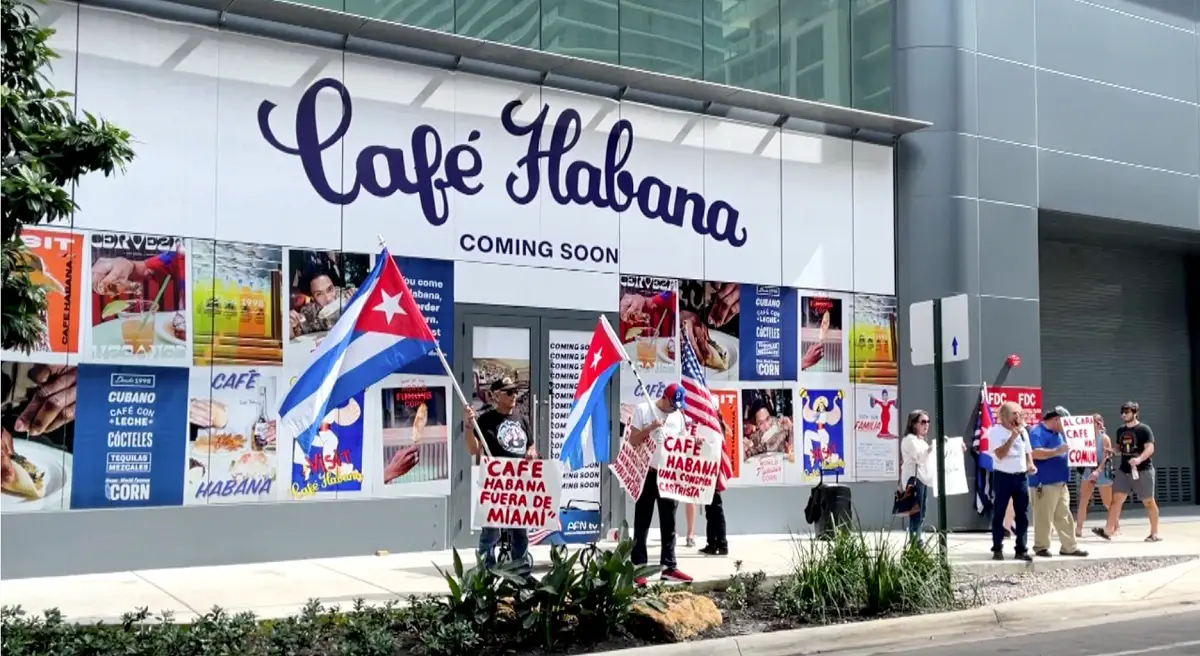Exiliados cubanos protestas en Miami frente al nuevo restaurante que rinde homenaje a las figuras de Fidel Castro y al ‘Che’ Guevara
