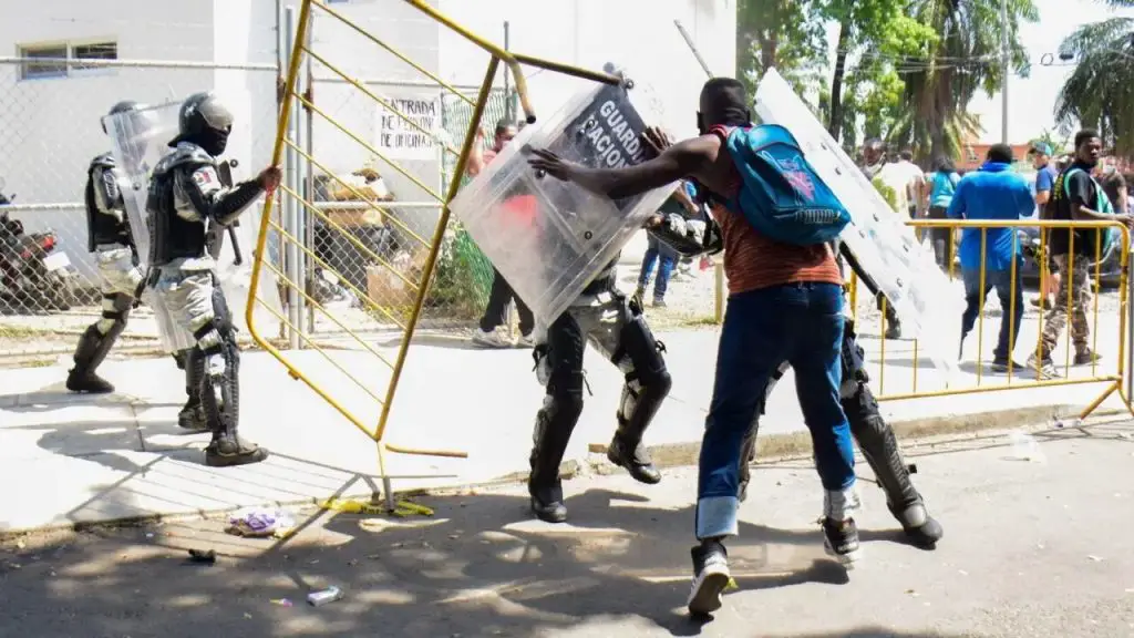 Cubanos se enfrentan con piedras y palos a policías en sur de México para exigir su paso libre para seguir su viaje a Estados Unidos