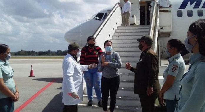 Llegan a La Habana 46 migrantes cubanos que fueron deportados desde México por permanecer de forma ilegal en ese país