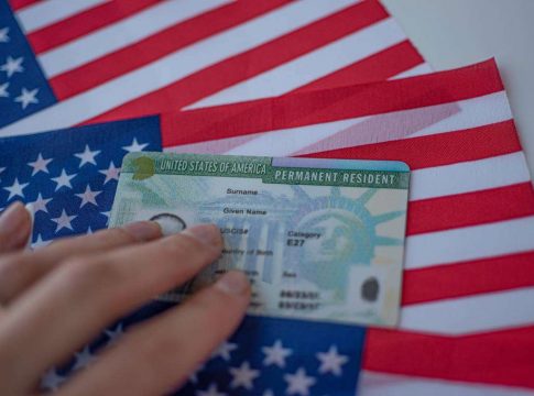 Miles de cubanos que ingresaron a Estados Unidos tras el fin de pies secos/pies mojados y pidieron asilo podrán solicitar la residencia permanente