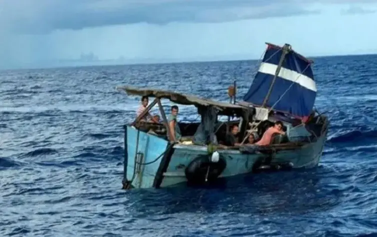 8 balseros cubanos son rescatados en las costas de México a punto de morir ahogados mientras se hundía su embarcación