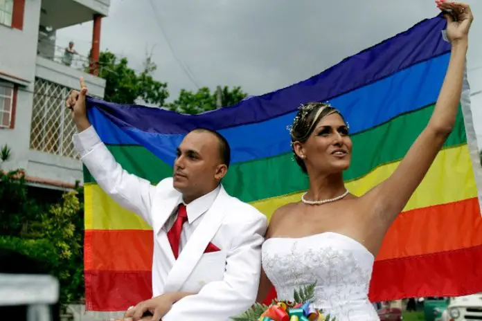 Gobierno cubano intenta poner a la fuerza la aprobación del nuevo Código de las Familias, pero el matrimonio gay y los derechos de los padres tienen dividida a la población