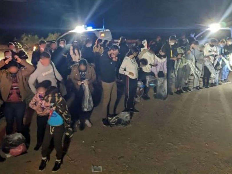 Migrantes cubanos, incluidos varios niños, son atrapados por la Patrulla Fronteriza de EEUU, mientras intentaban cruzar el desierto de Sonora hacia Arizona
