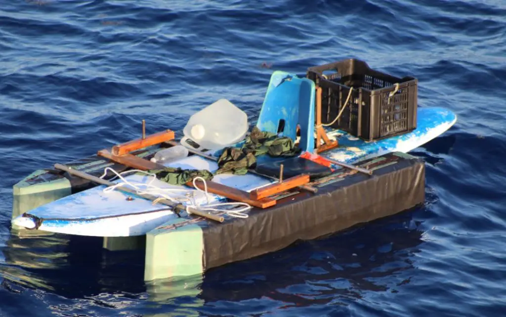 Guardia Costera de EEUU informa sobre el rescate de los dos balseros cubanos que dejaron la isla en una tabla de surf con moto hace unos días