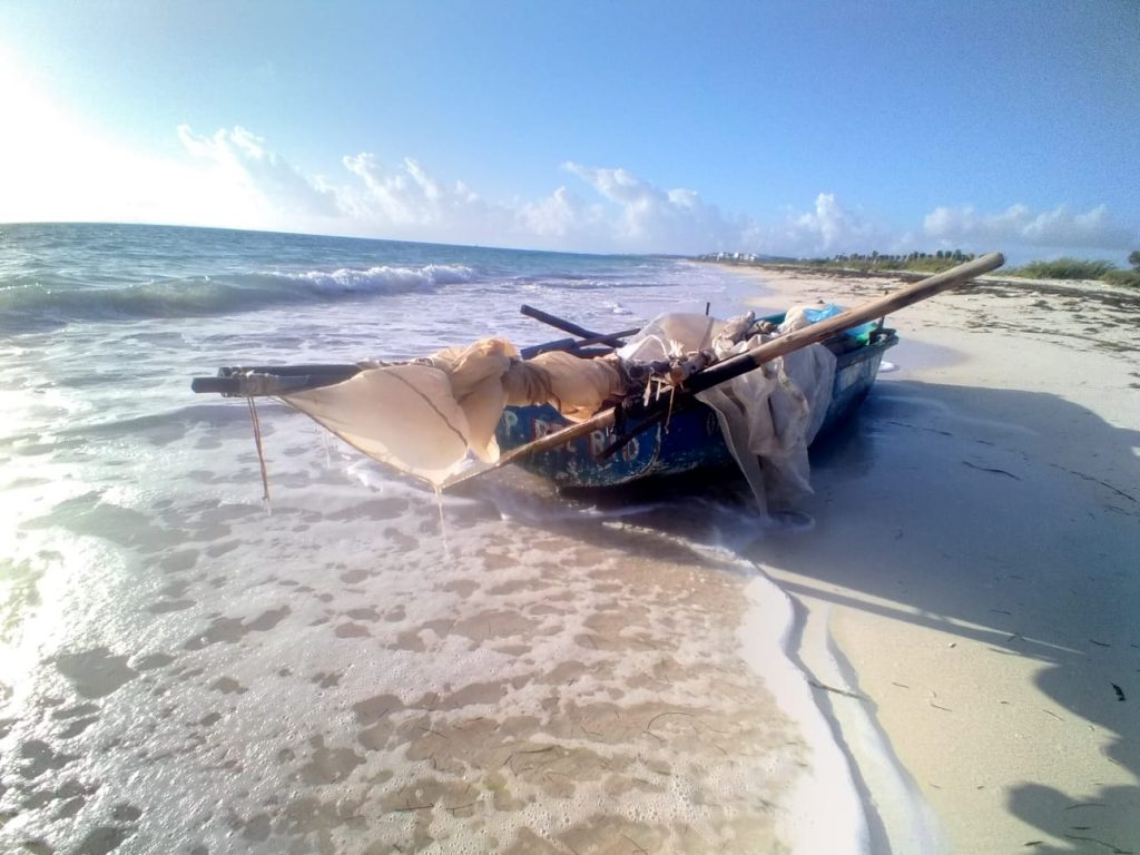 3 balseros cubanos son arrestados en Isla Mujeres, México, tras llegar a tierra en una embarcación rústica