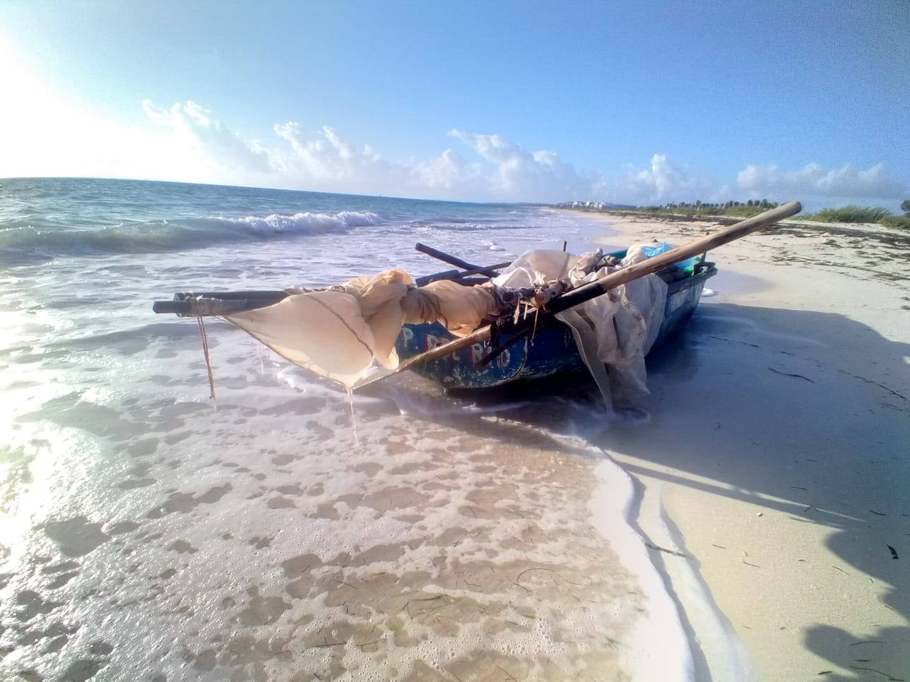 3 balseros cubanos son arrestados en Isla Mujeres, México, tras llegar a tierra en una embarcación rústica