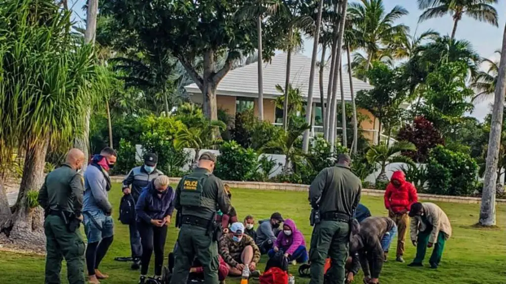 16 balseros cubanos, incluidos dos niños, llegaron a los Cayos de la Florida y son arrestados por agentes de Inmigración