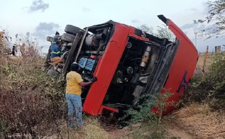Al menos una veintena de cubanos viajaban a bordo de un autobús que se volcó en una carretera de México mientras viajaban camino a la frontera de Estados Unidos