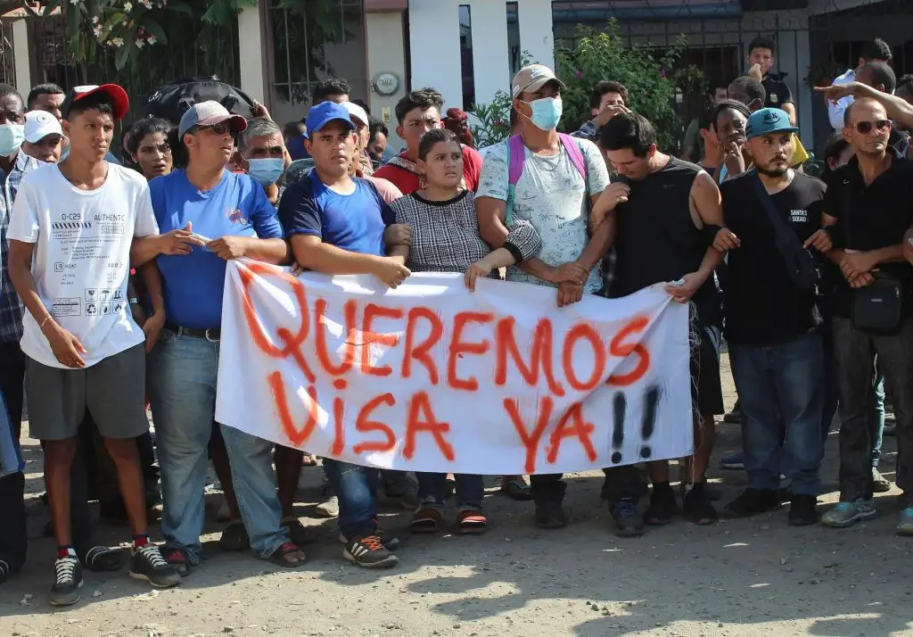 Decenas de migrantes cubanos bloquearon calles y realizaron manifestaciones al sur de México para exigir al Gobierno que les otorgue visas humanitarias