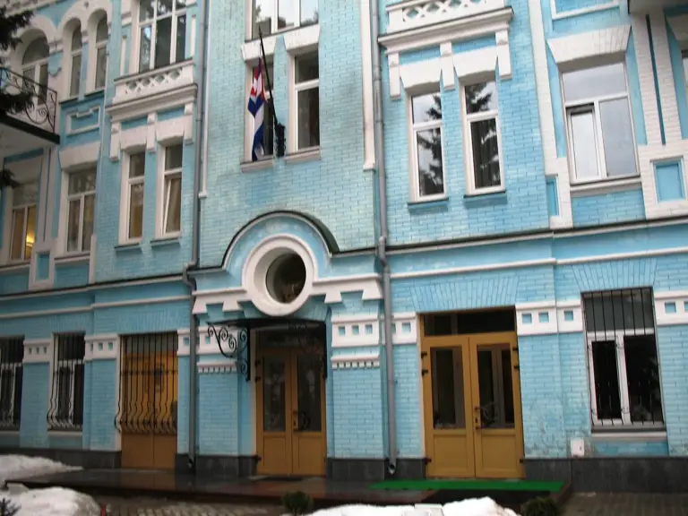 Embajada de Cuba en Ucrania pone pies en polvorosa y anuncia que ofrecerá sus servicios en "países vecinos"