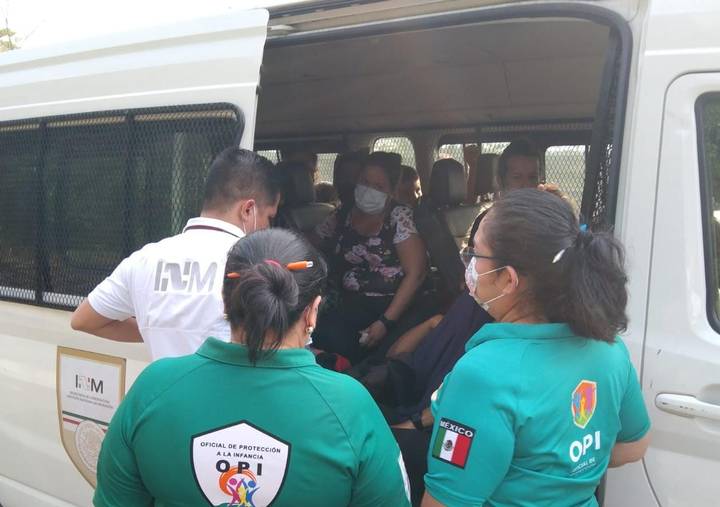 15 migrantes cubanos, entre ellos 4 niños, son arrestados en México mientras viajaban escondidos en una ambulancia falsa camino a la frontera de EEUU