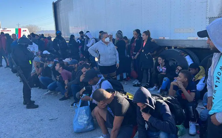 Rescatan 82 migrantes cubanos hacinados de contenedor de tráiler en México