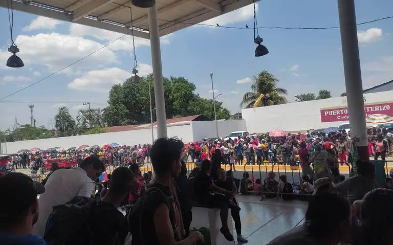 Migrantes cubanos protestan frente a oficinas de Migración en México a gritos de “queremos visas, queremos visas”
