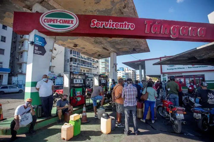 Gobierno cubano reconoce que no tiene combustible en las gasolineras, pero asegura que es a causa de "un incremento de la demanda"