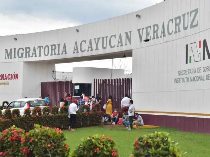 Cubanos bloquean Estación Migratoria Acayucan; acusan retrasos en trámites y abusos a los oficiales de Migración mexicanos