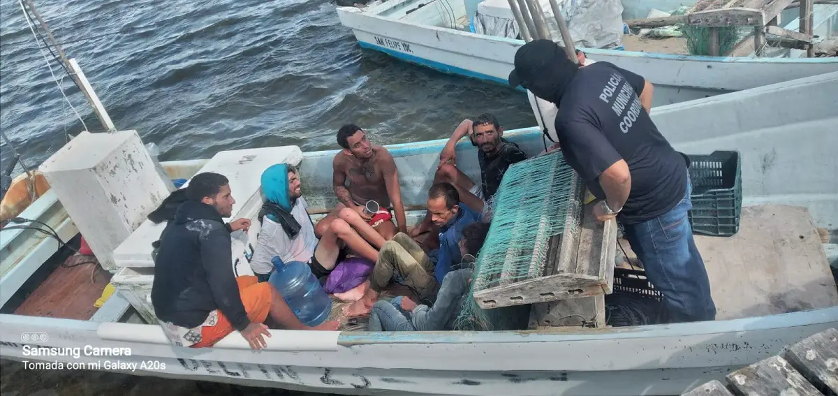 Seis balseros cubanos son rescatados por pescadores cerca de las costas de Yucatán, en México, y otros dos fallecieron ahogados tras 20 días perdidos en el mar