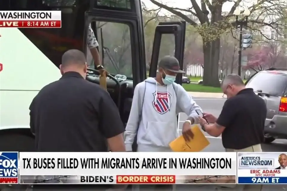 Gobernador de Texas envía un camión frente al Capitolio, en Washington, con migrantes cubanos indocumentados para que la administración Biden decida que hacer con ellos