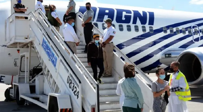 México envió hoy 37 migrantes cubanos a La Habana que fueron arrestados en ese país por estar indocumentados