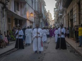 El viacrucis del Viernes Santo regresó a las calles de La Habana, tras dos años sin celebrarse el tradicional recorrido por la pandemia (+ Fotos)