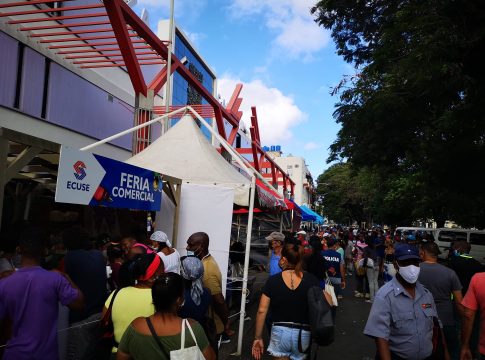 Colas infernales y pelotones de policías!! Así fue la feria organizada hoy por el Gobierno en el Mercado de Carlos III de La Habana por el Día de las Madres