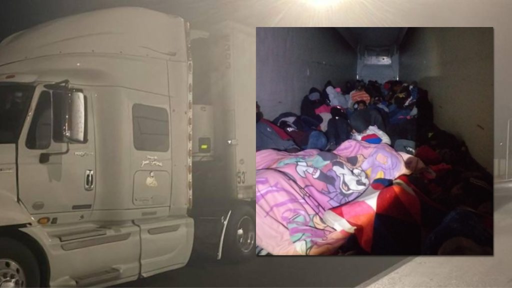 Arrestan a 99 migrantes cubanos en México que viajaban escondidos bajo mantas en el cajón de un tráiler