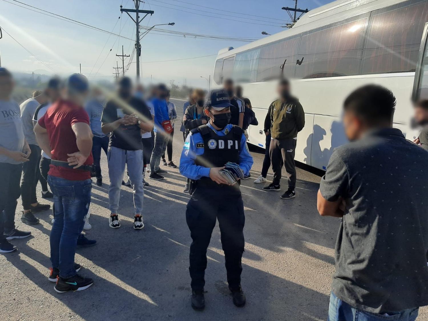 Detienen en Honduras a 30 migrantes cubanos que atravesaban el país acompañados de un 'coyote' y le obligan a pagar una multa de 220 dólares para seguir el viaje