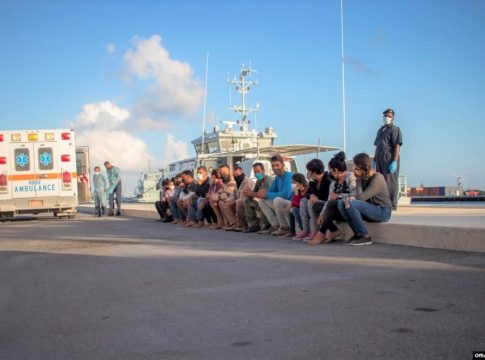 Patrulla Fronteriza de Estados Unidos arresta a 15 balseros cubanos tras haber desembarcado en Cayo Hueso, Florida