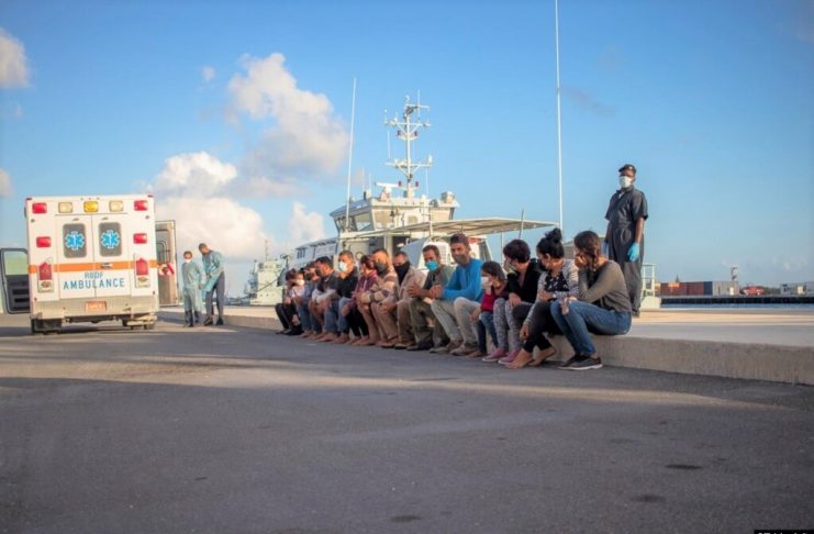 Patrulla Fronteriza de Estados Unidos arresta a 15 balseros cubanos tras haber desembarcado en Cayo Hueso, Florida