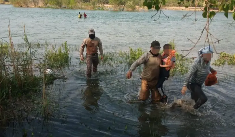 Madre cubana y su hijo son salvados por rescatistas mexicanos de morir ahogados mientras cruzaban el peligroso Río Bravo intentando llegar a Estados Unidos