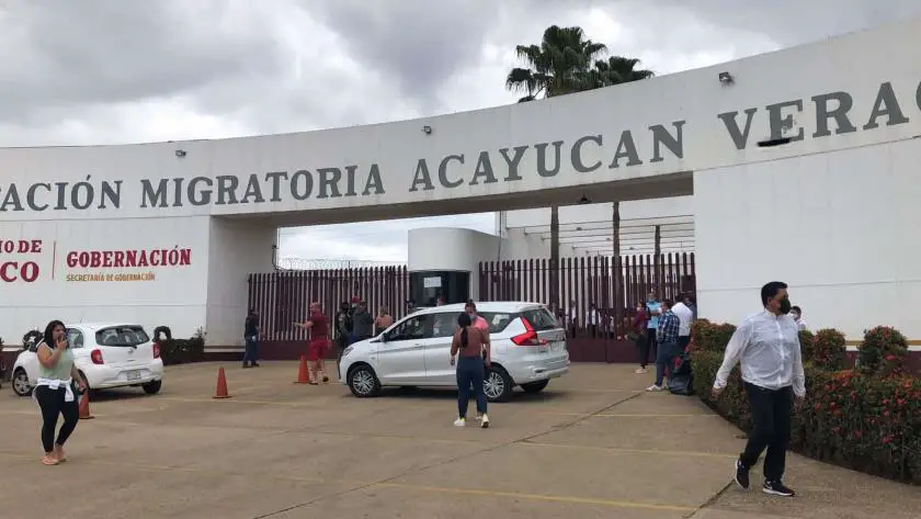 Grupo de casi 100 cubanos se amotinan en estación migratoria de México para demandar a las autoridades que los liberen pues aseguran tener todos los papeles en regla