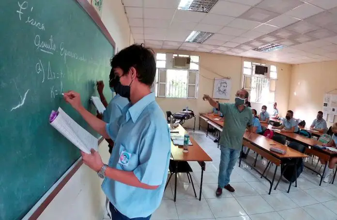 Gobierno cubano prohíbe a los profesores que imparten clases en las escuelas la posibilidad de ofrecer repasos particulares y clases por cuenta propia