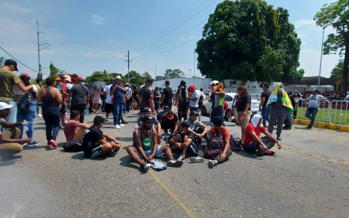 Decenas de migrantes cubano protestan y bloquean calles en México para exigirle al Gobierno que les entregue una visa humanitaria