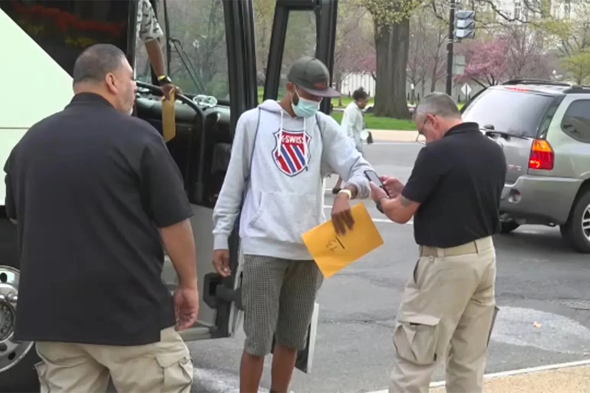 Texas sigue enviado a migrantes cubanos ilegales en autobuses hasta el Capitolio en Washington para que el presidente Biden decida que hacer con ellos