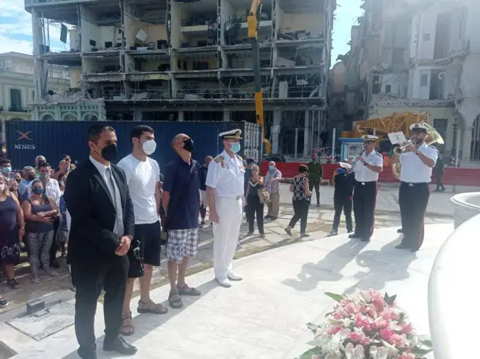 Delegación española, encabezada por el embajador en Cuba, coloca ofrenda floral frente al Hotel Saratoga en honor a las víctimas de la explosión