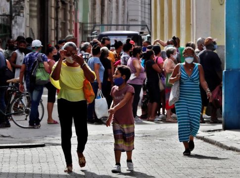 Cubanos viven su primer día sin nasobuco obligatorio, pero la costumbre o el miedo los hacer seguir utilizándolos en las calles