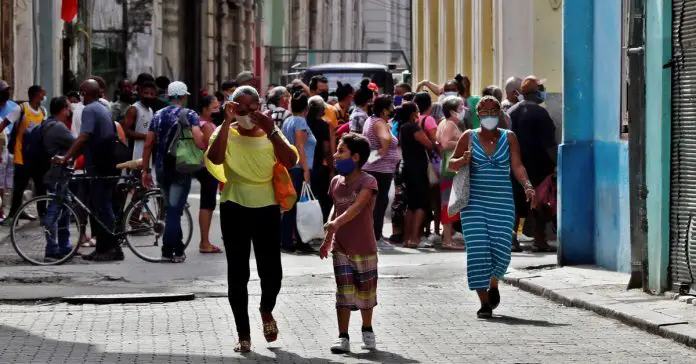 Cubanos viven su primer día sin nasobuco obligatorio, pero la costumbre o el miedo los hacer seguir utilizándolos en las calles