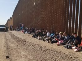 Llegada masiva de cubanos por Arizona: se entregan 68 inmigrantes en la frontera, la mayoría familias con niños