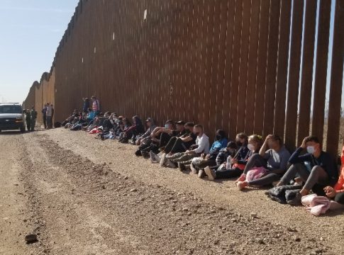 Llegada masiva de cubanos por Arizona: se entregan 68 inmigrantes en la frontera, la mayoría familias con niños