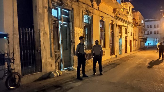 Internautas reportaron amplia movilización de policías y militares en la noche de ayer que por las principales vías y calles de La Habana