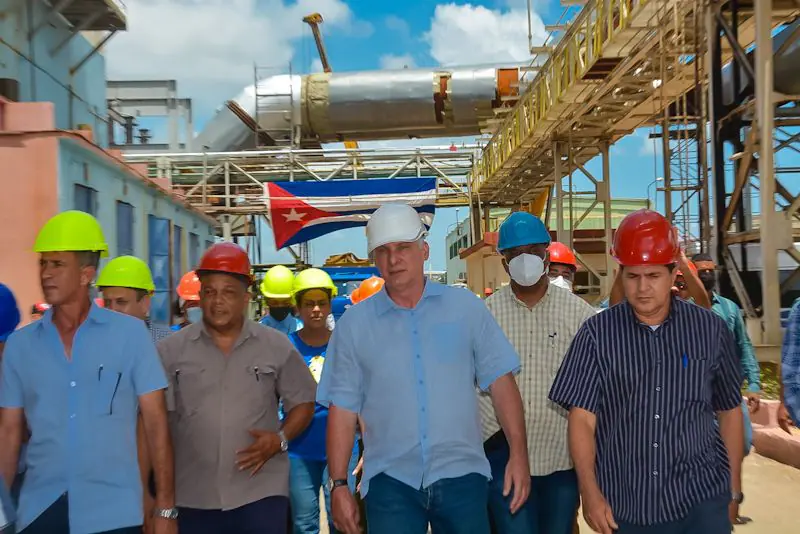 Díaz-Canel arma tremenda comitiva de barrigones y se va de recorrido por tres de las principales termoeléctricas del oriente de Cuba