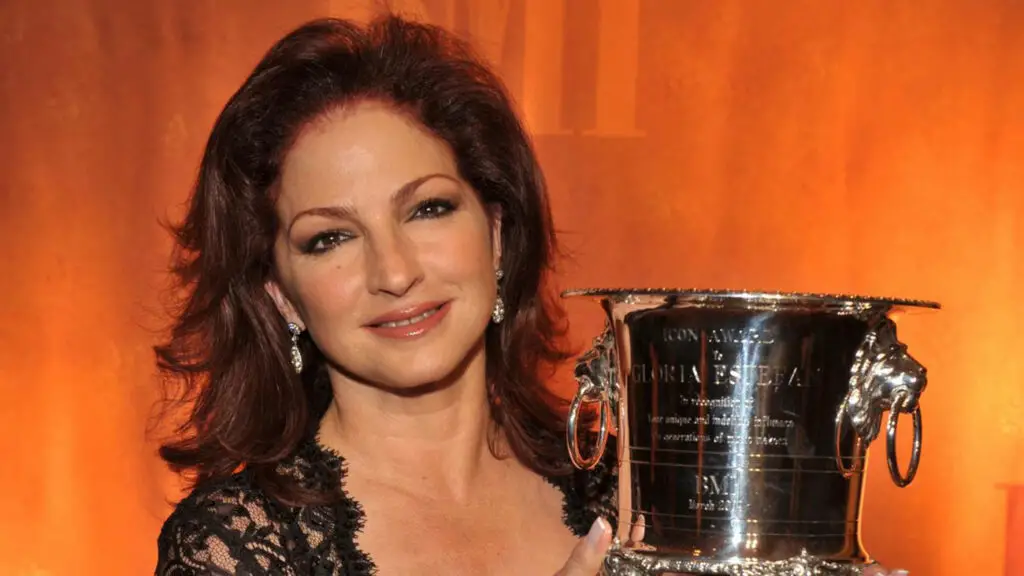 Gloria Estefan mientras sostiene su galardón de Icono musical recibido durante la 16 entrega anual de los Premios BMI de la Música Latina |EFE/BMI