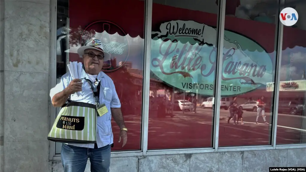 Francisco Casaña, cubano elaborador y vendedor de maní tostado que por más de dos décadas, ofrece su producto en el barrio de La Pequeña Habana, en Miami, EEUU. Foto: Luis Felipe Rojas, VOA.